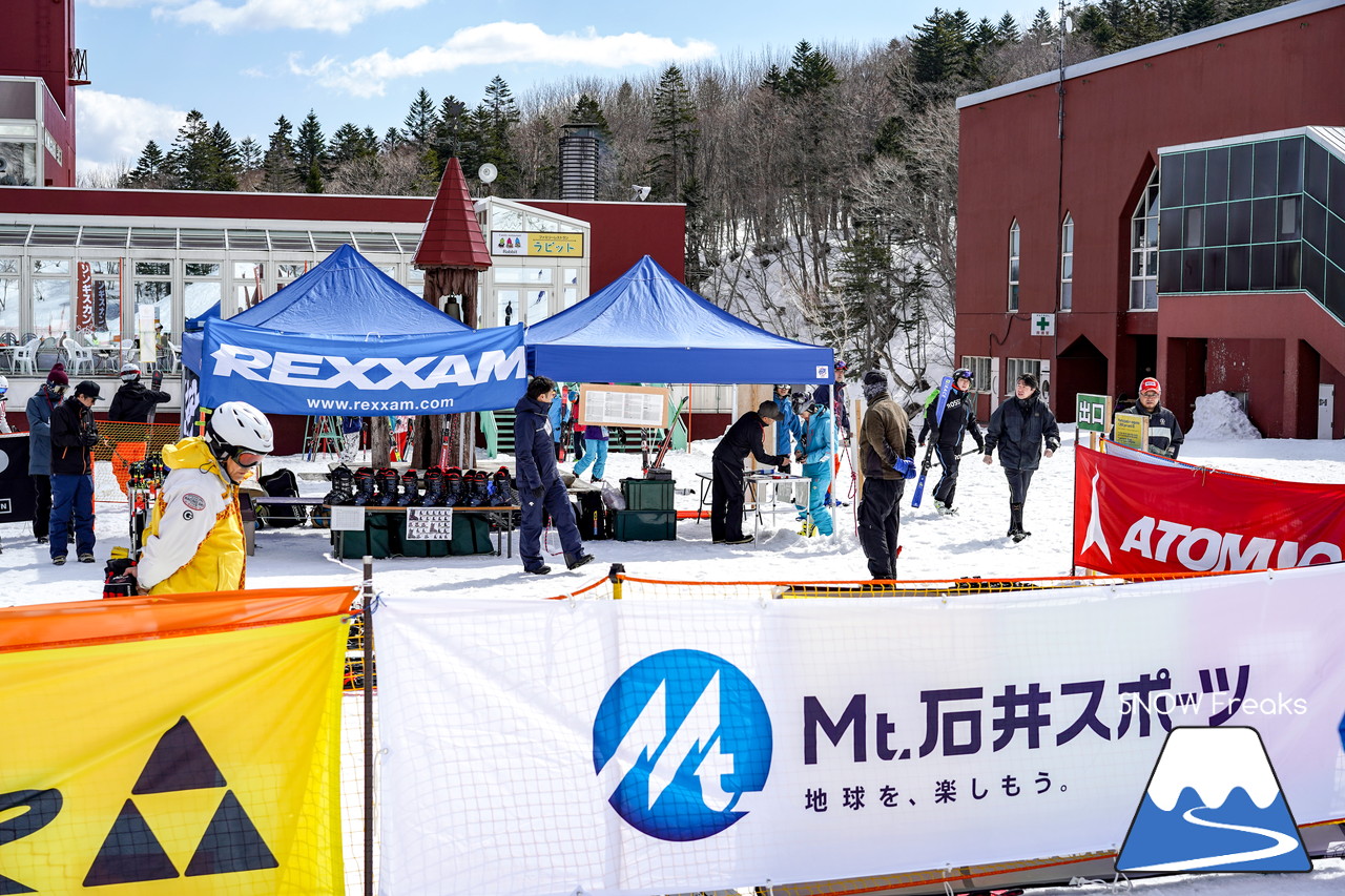 札幌国際スキー場 Mt.石井スポーツ ISHII SKI ACADEMY 校長・斉藤人之さんによる『斉藤塾』開講。本日のテーマは、「春雪！コブからスキーのたわみを楽しむ！！」(^^)v